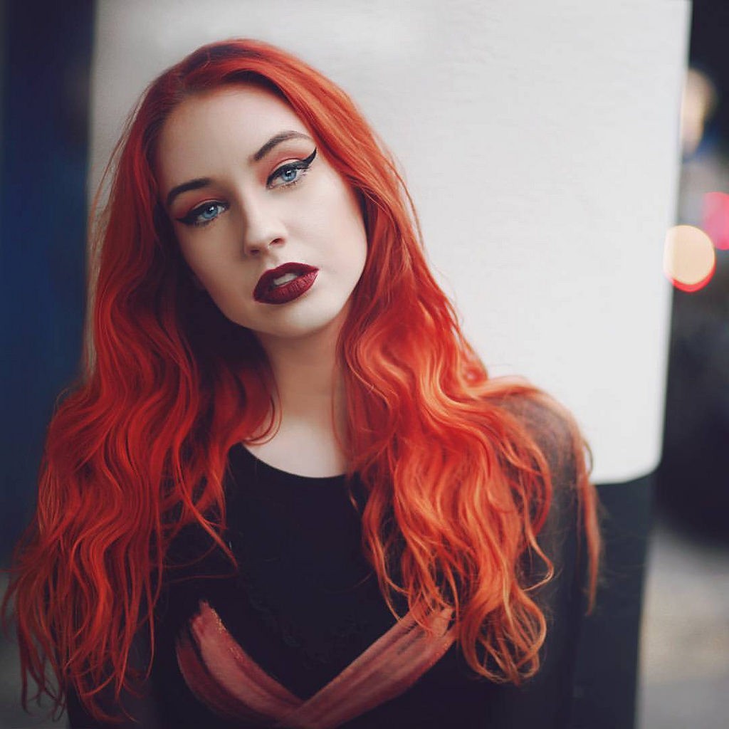 Рыжие волосы и черные брови