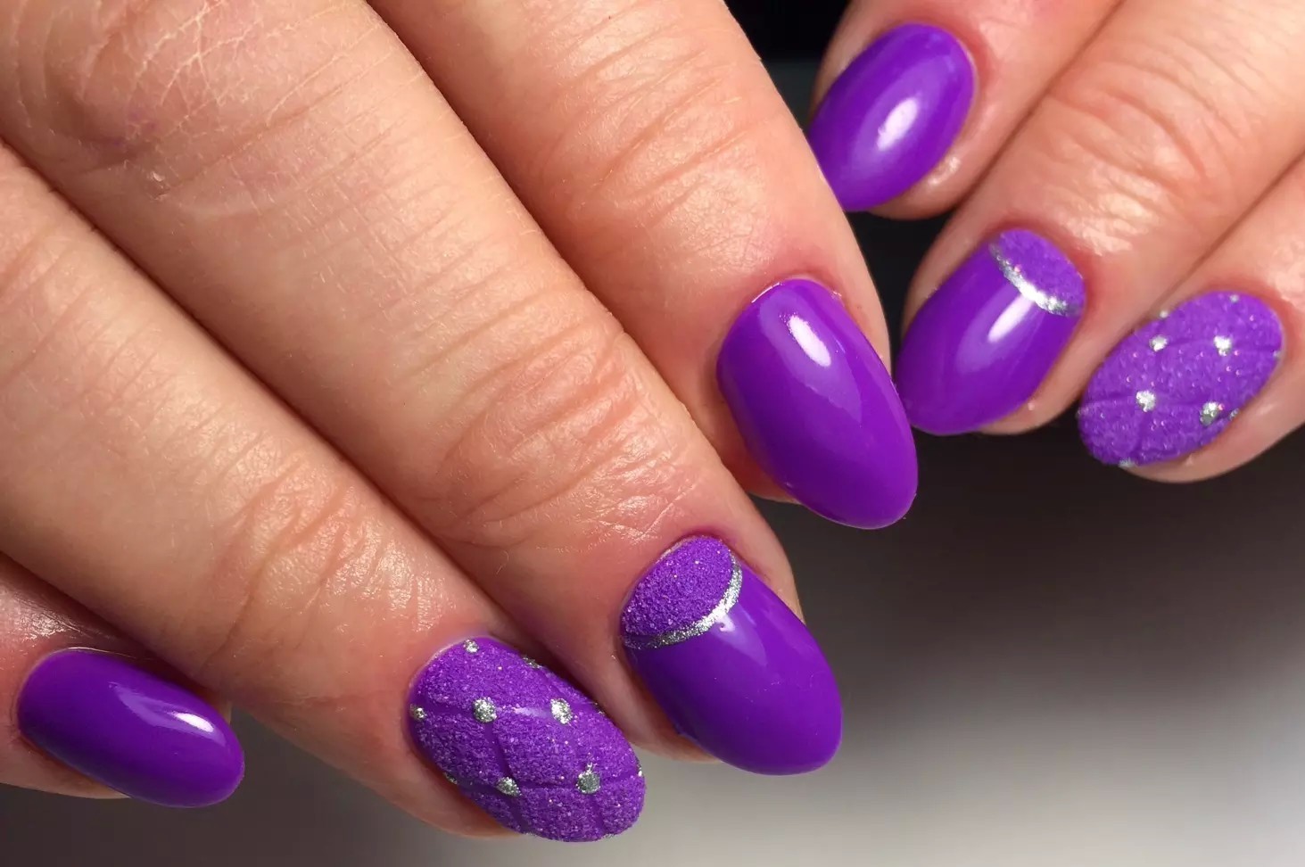 Фиолетовые ногти с ромашками