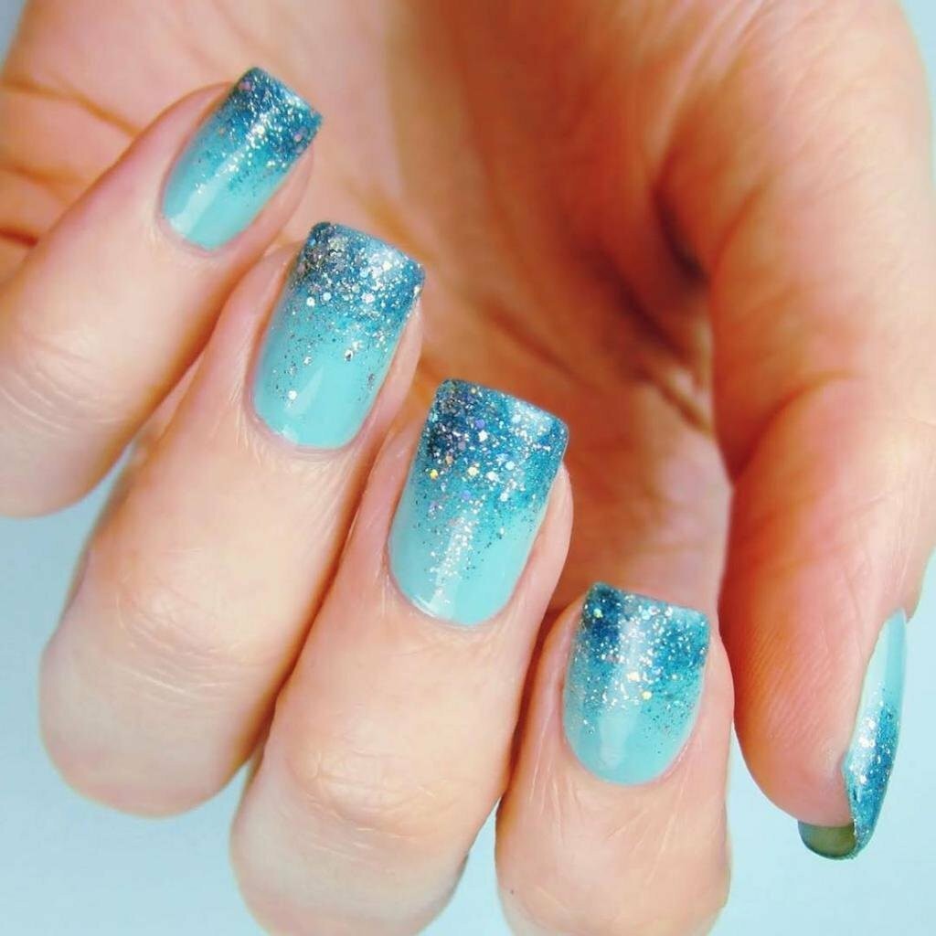 Голубая растяжка на ногтях