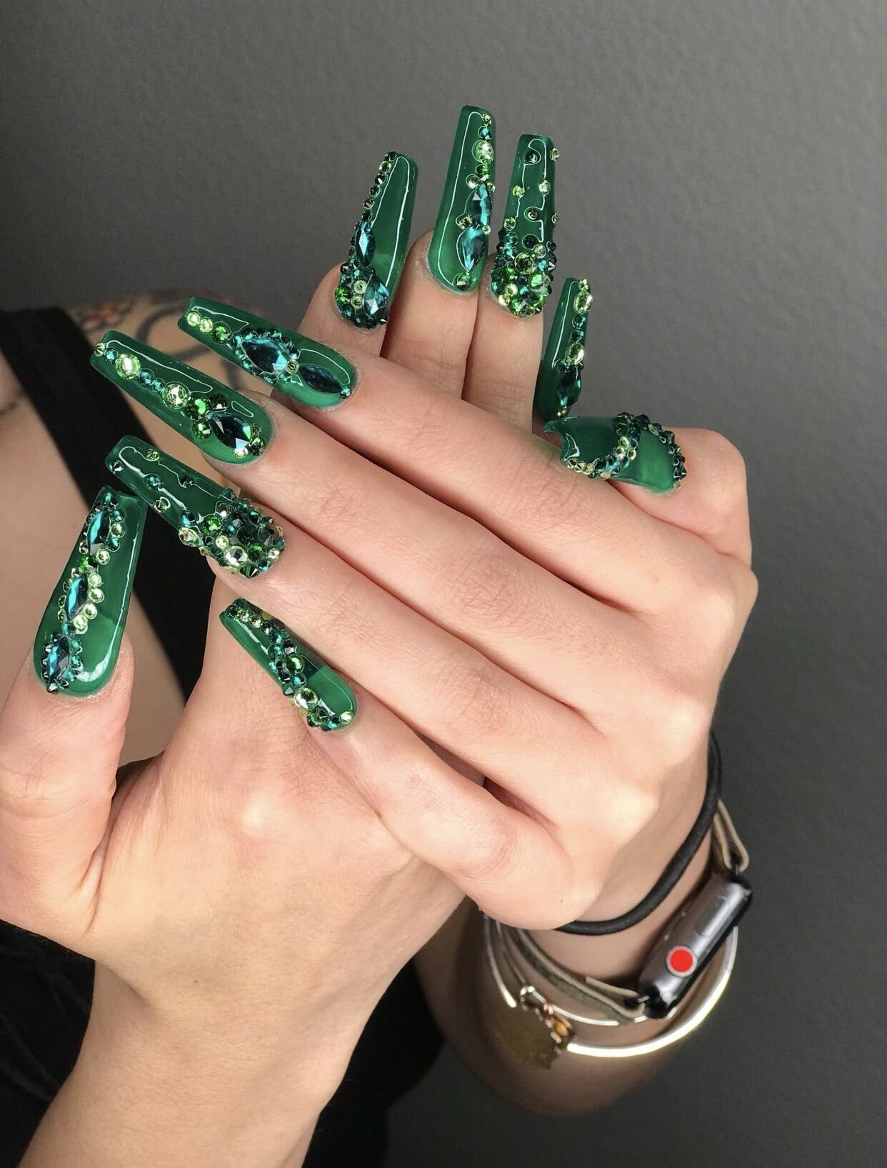 Ногти Бородиной зеленые
