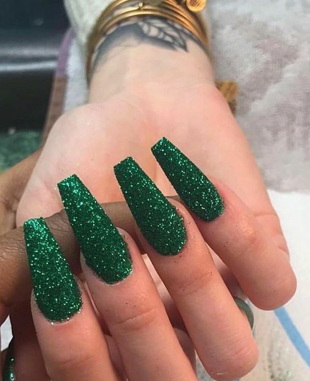 Ногти темно зеленые с блестками