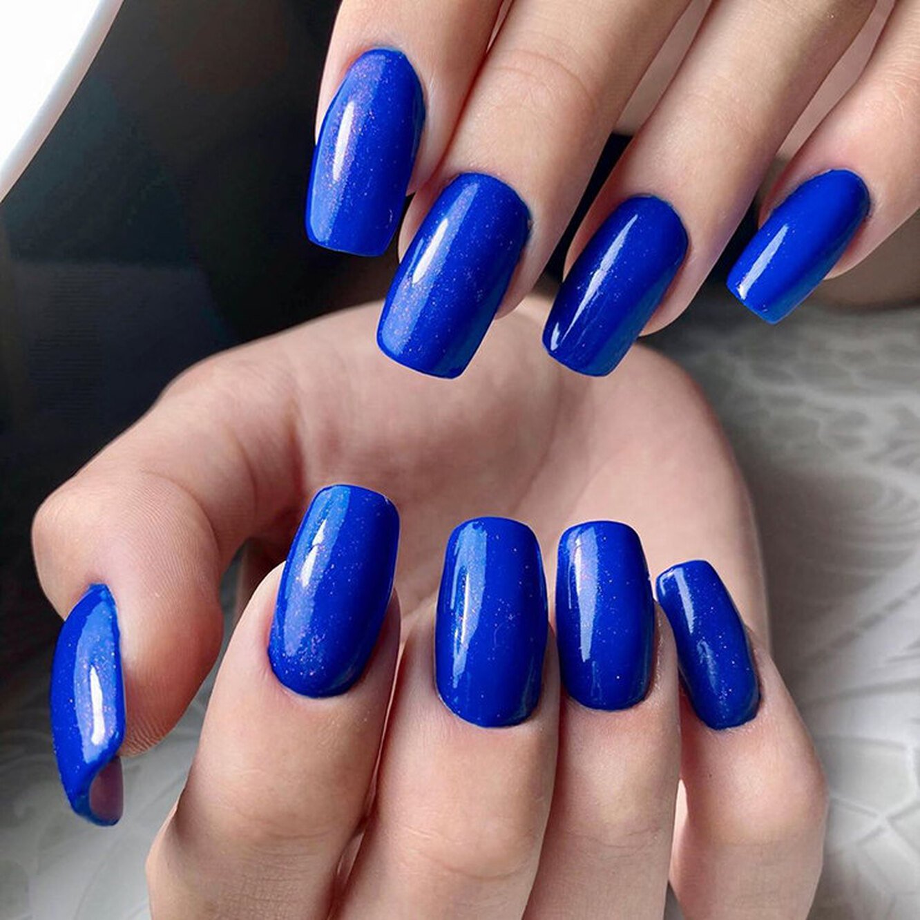 Ярко синие ногти