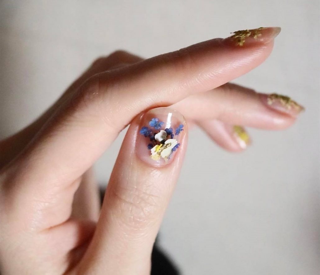 Маникюр с сухоцветами на короткие ногти