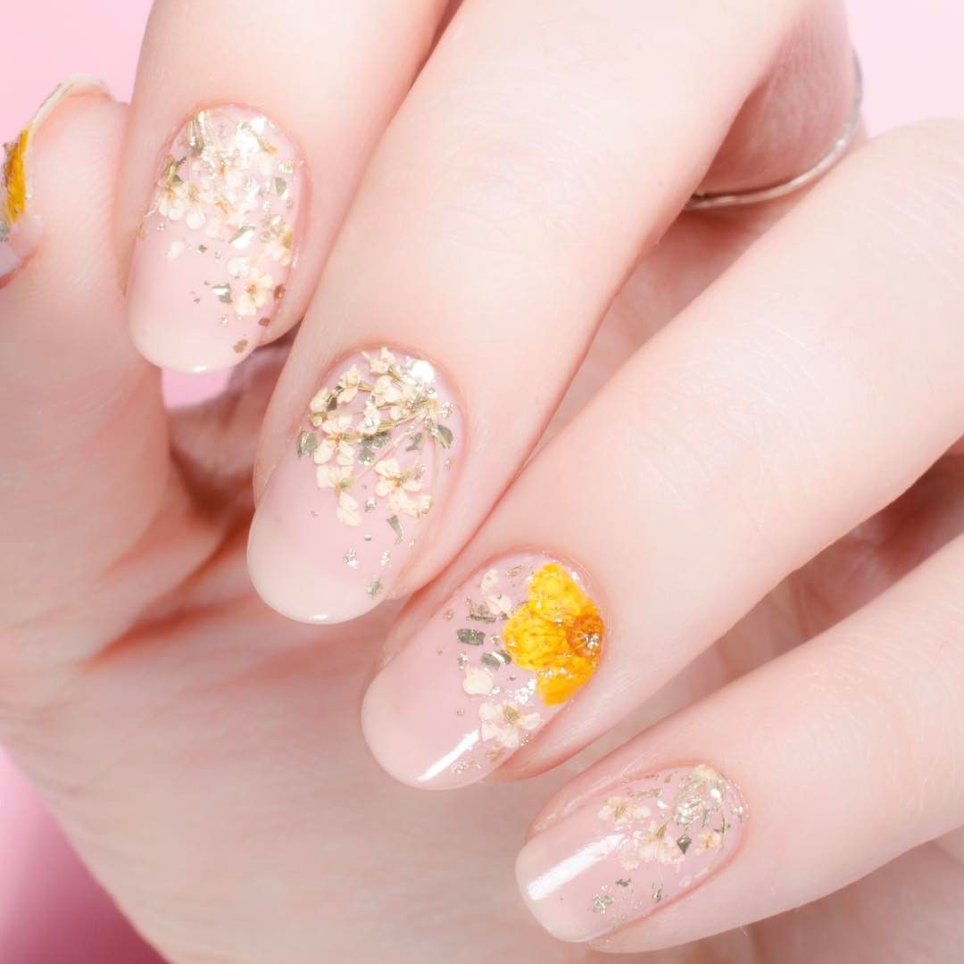 Прозрачные ногти с цветочками