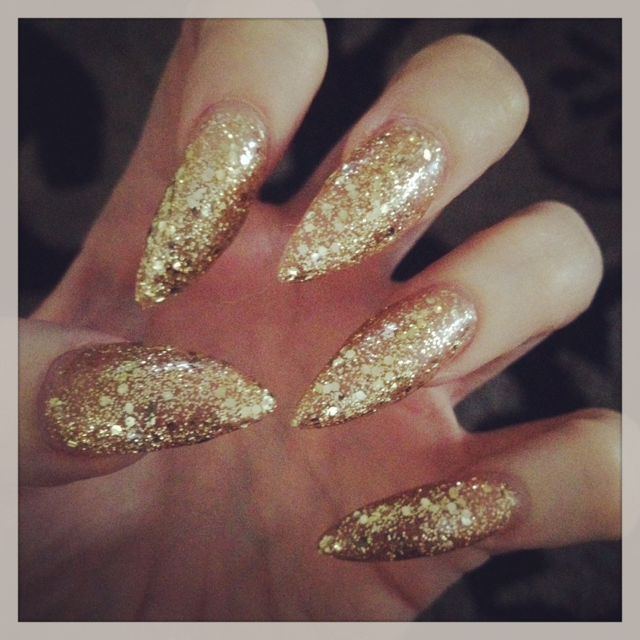 Нарощенные ногти с золотыми блестками