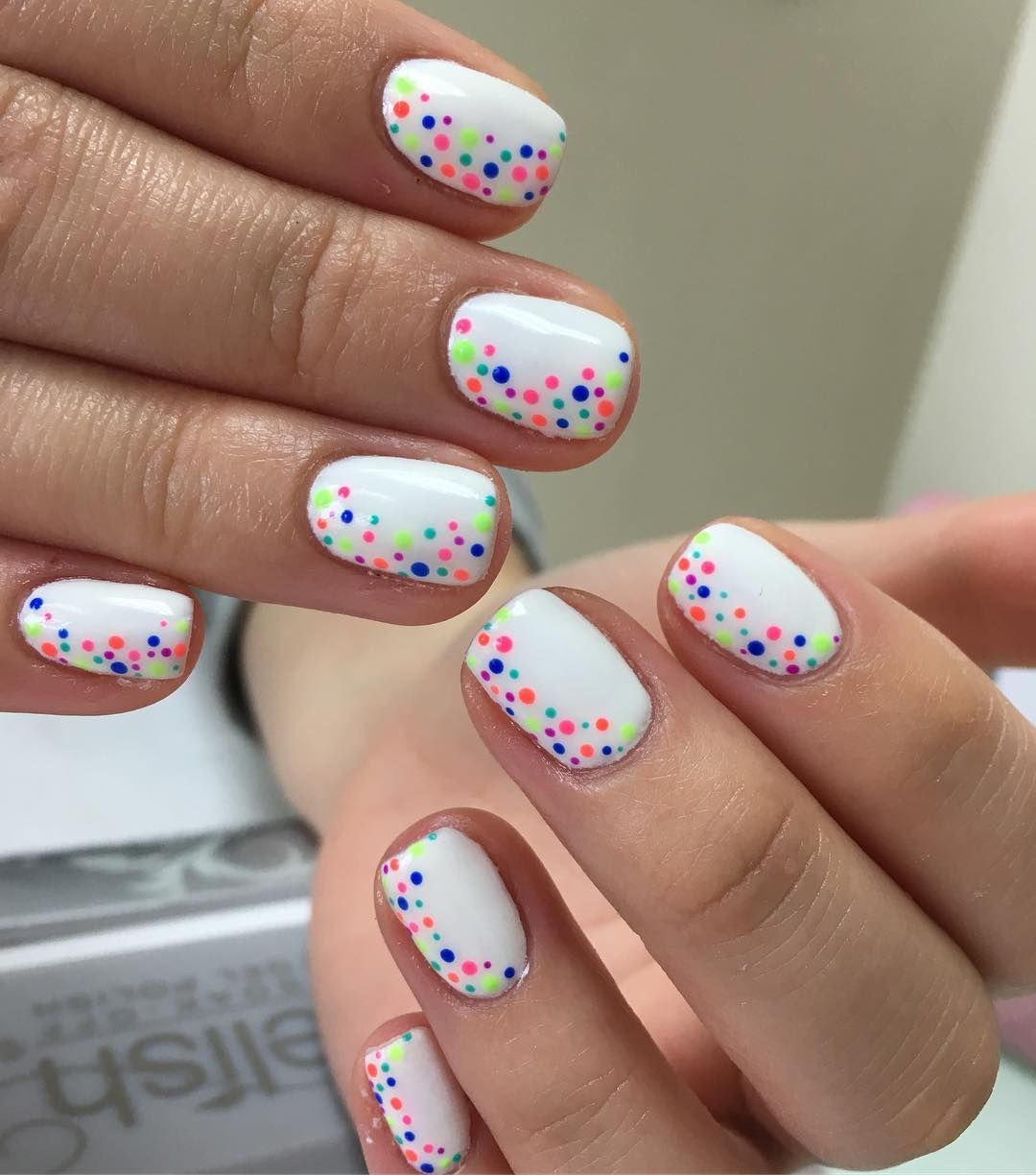 Белые ногти с разноцветными точками