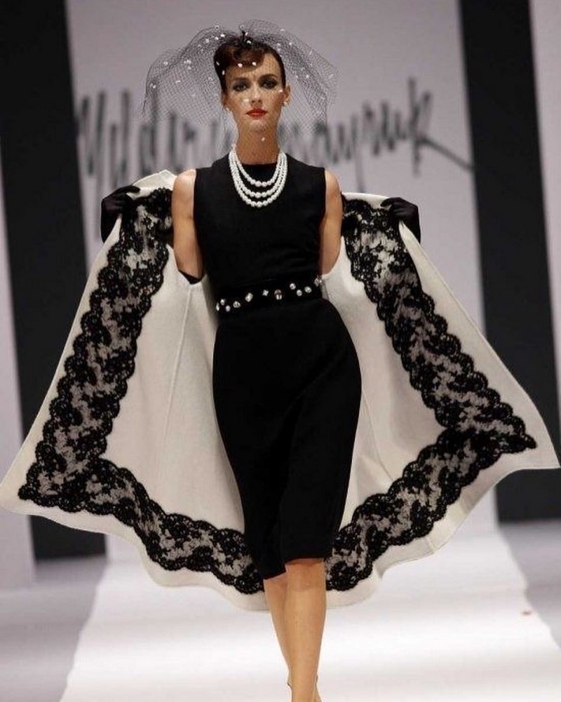 Короткие чёрные платья с показа мод