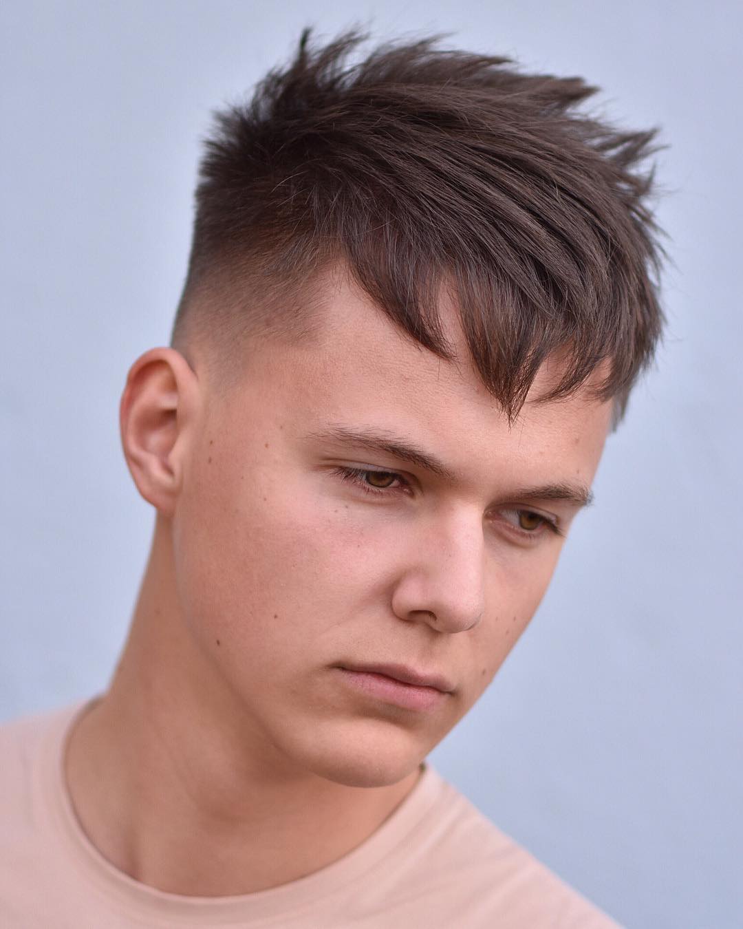 Молодежная прическа для парня с короткими волосами фото