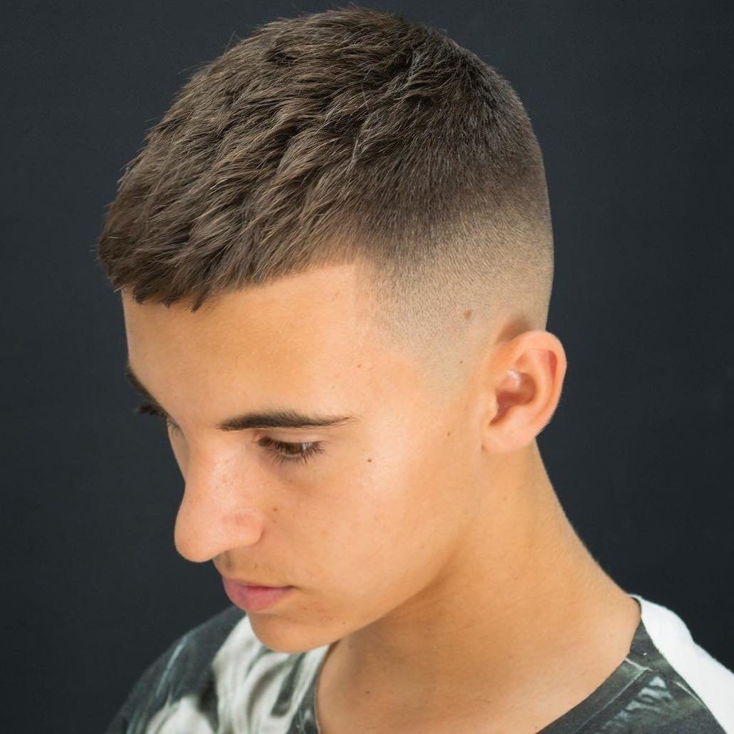 Молодежная прическа для парня с короткими волосами фото