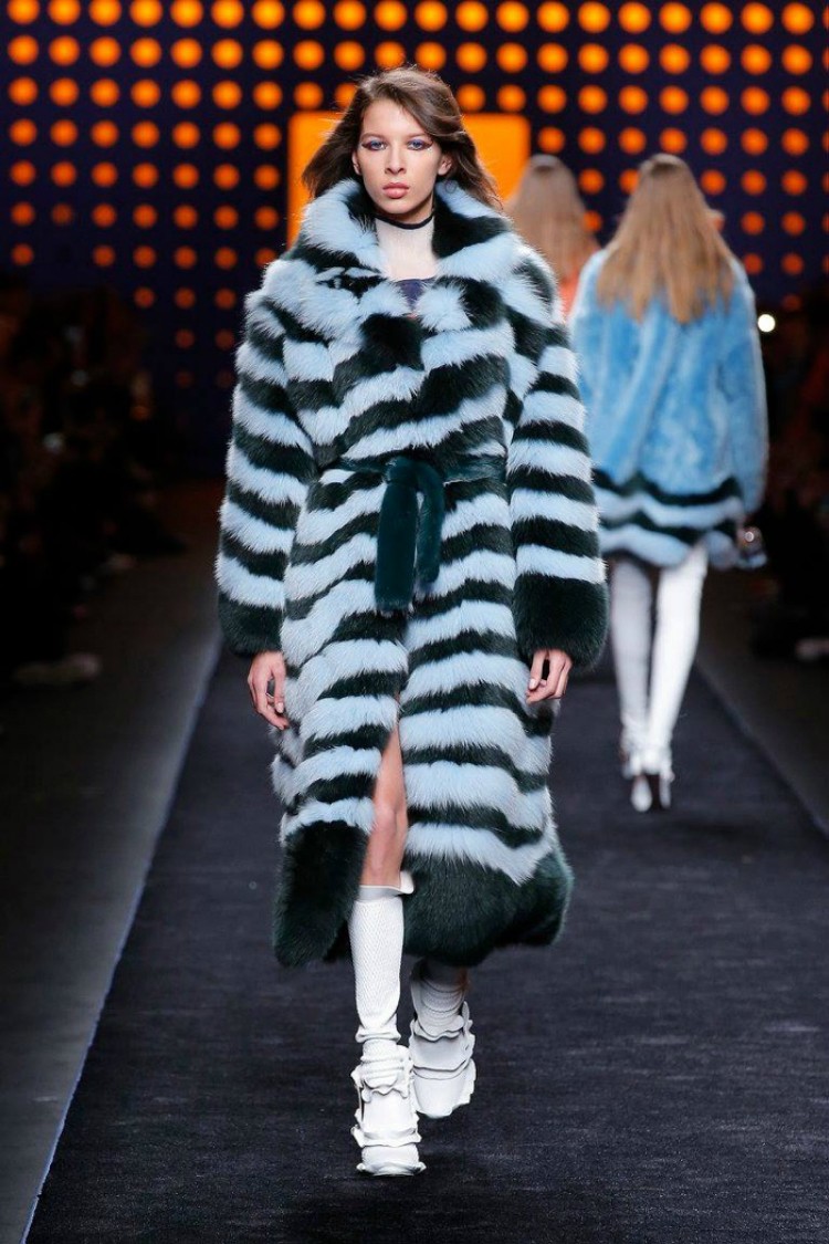 Шубы 2023 года модные тенденции фото. Fendi f/w 2016/17. Шуба Фенди 2022-2023. Шубы Fendi 2023. Шубы Фенди показ 2020.