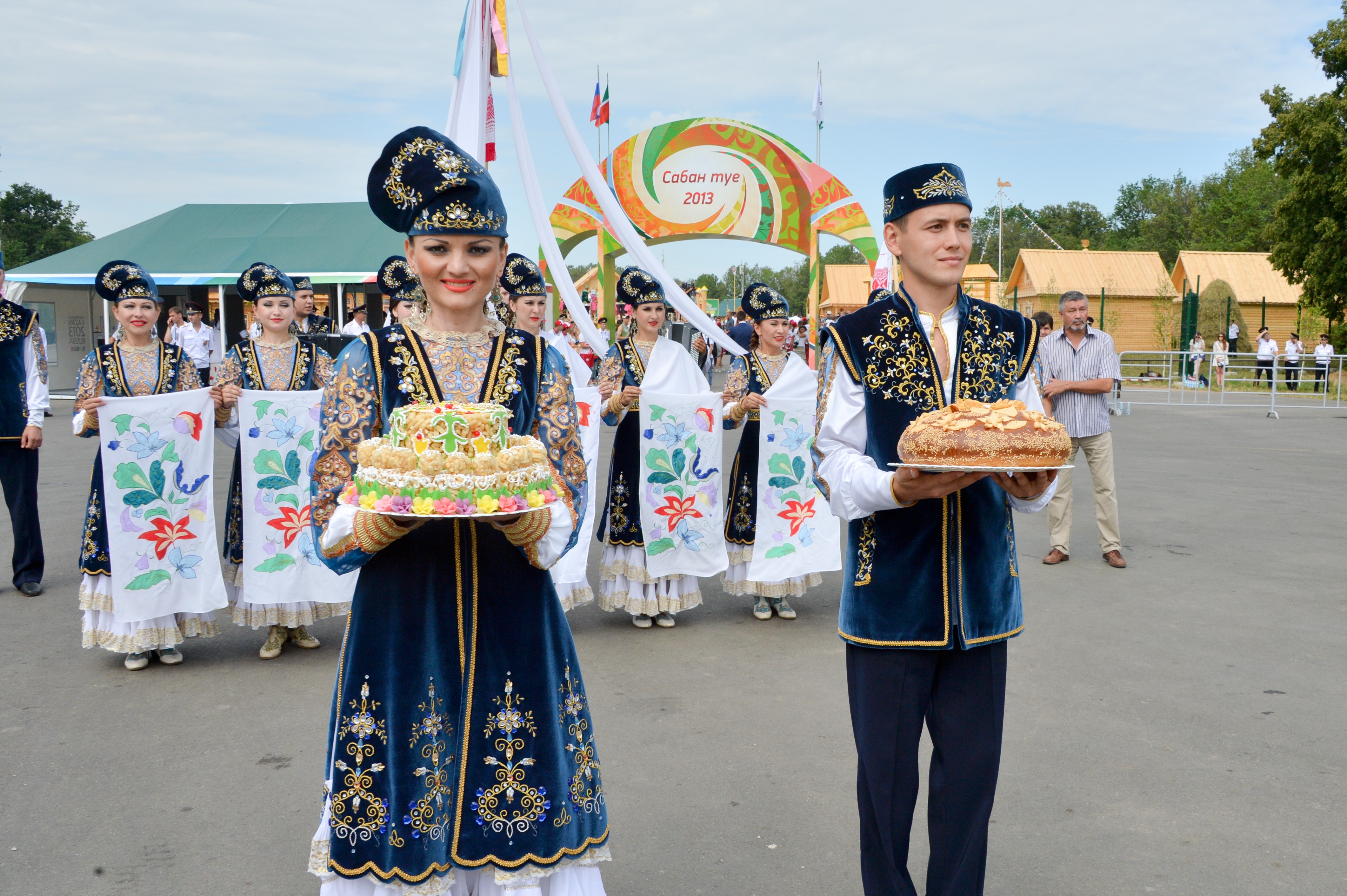 Покажи татара. Национальный национальный костюм Татаров. Национальный костюм татары Татарстан. Национальная одежда Татарстана Сабантуй.