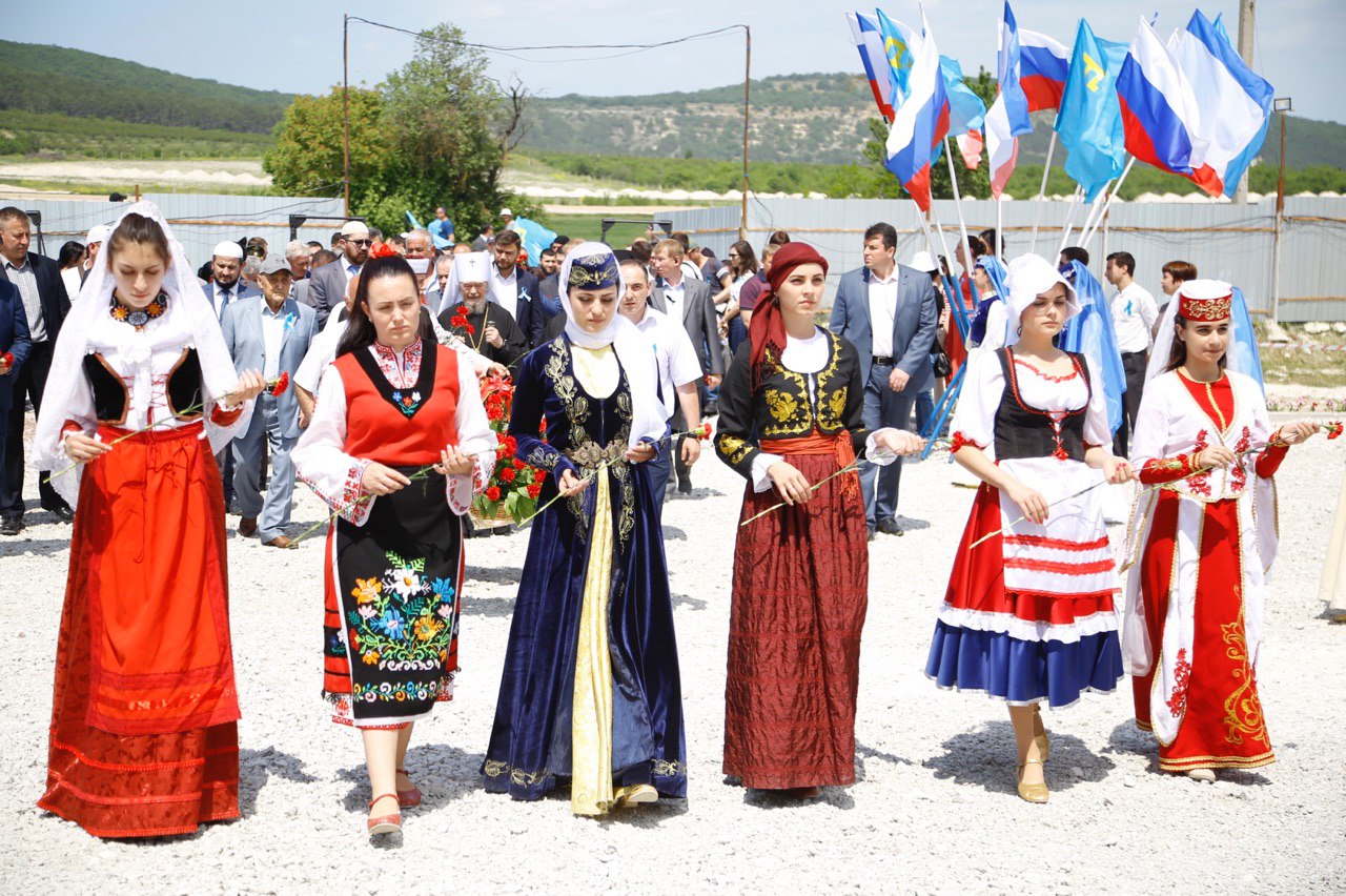 Крым какие национальности. Крымские татары крымцы. Крымско Татарская народность. Реабилитированные народы Крыма. Народы живущие в Крыму.