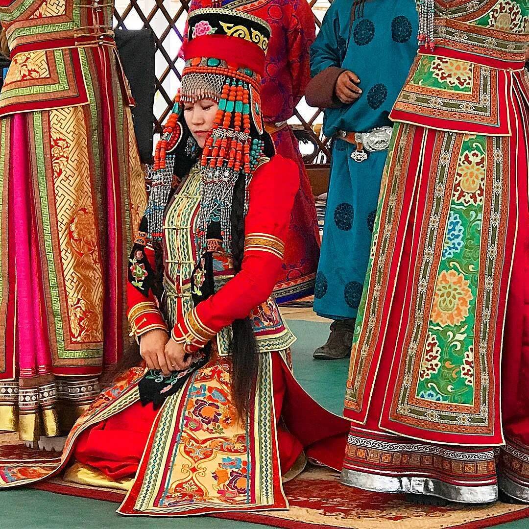Дэли национальный костюм Монголии