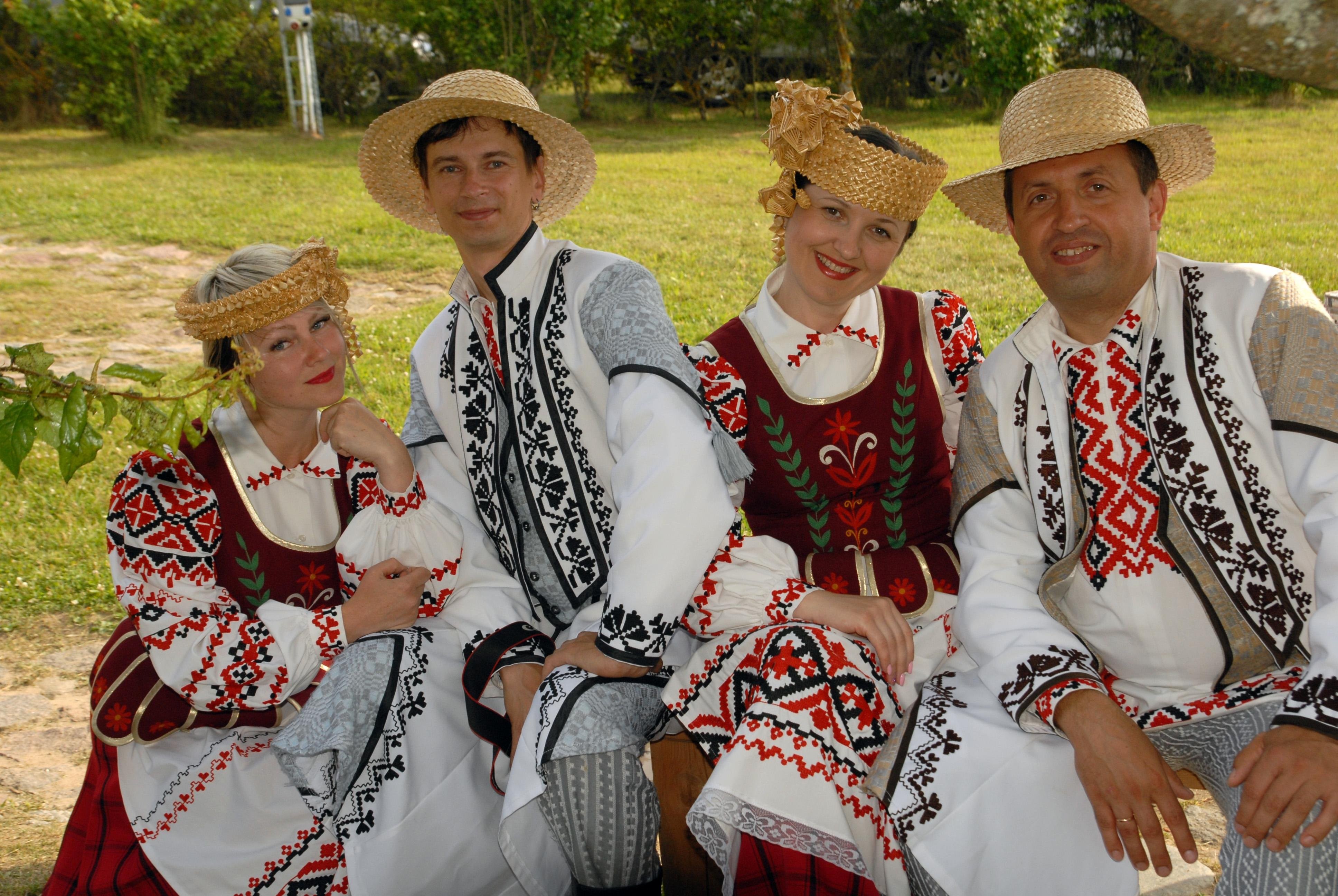 Белорус и белоруска в национальных костюмах