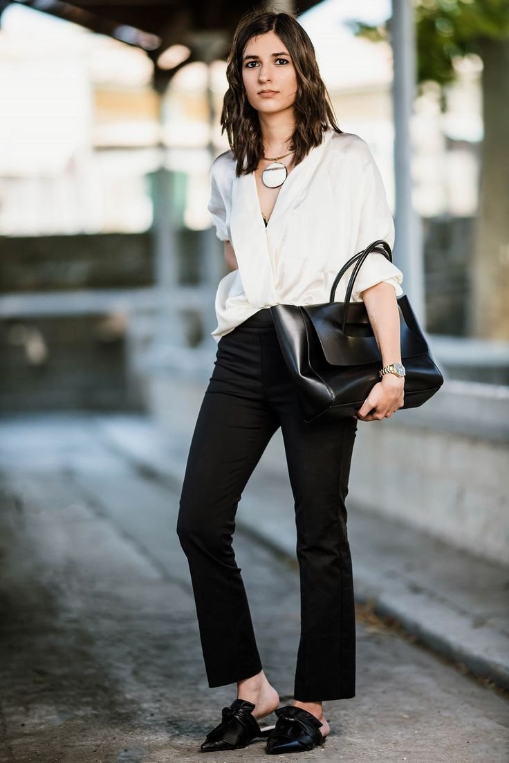 Белая блузка черные брюки