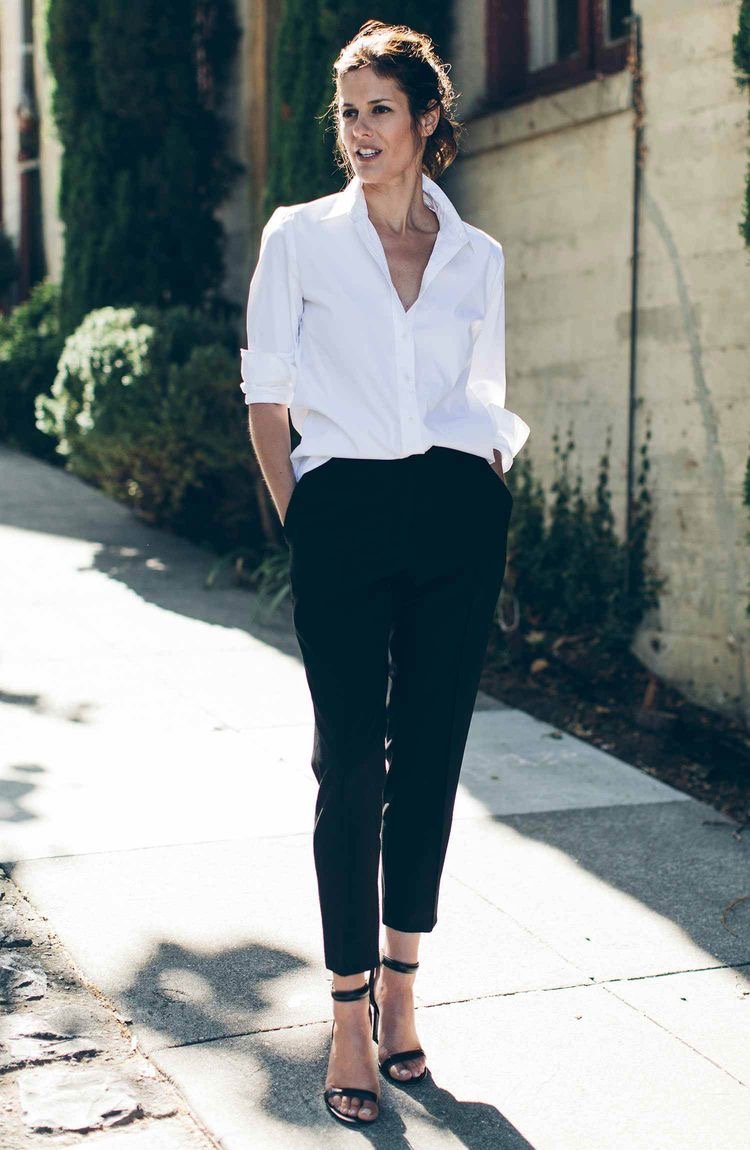 Белая блузка черные брюки