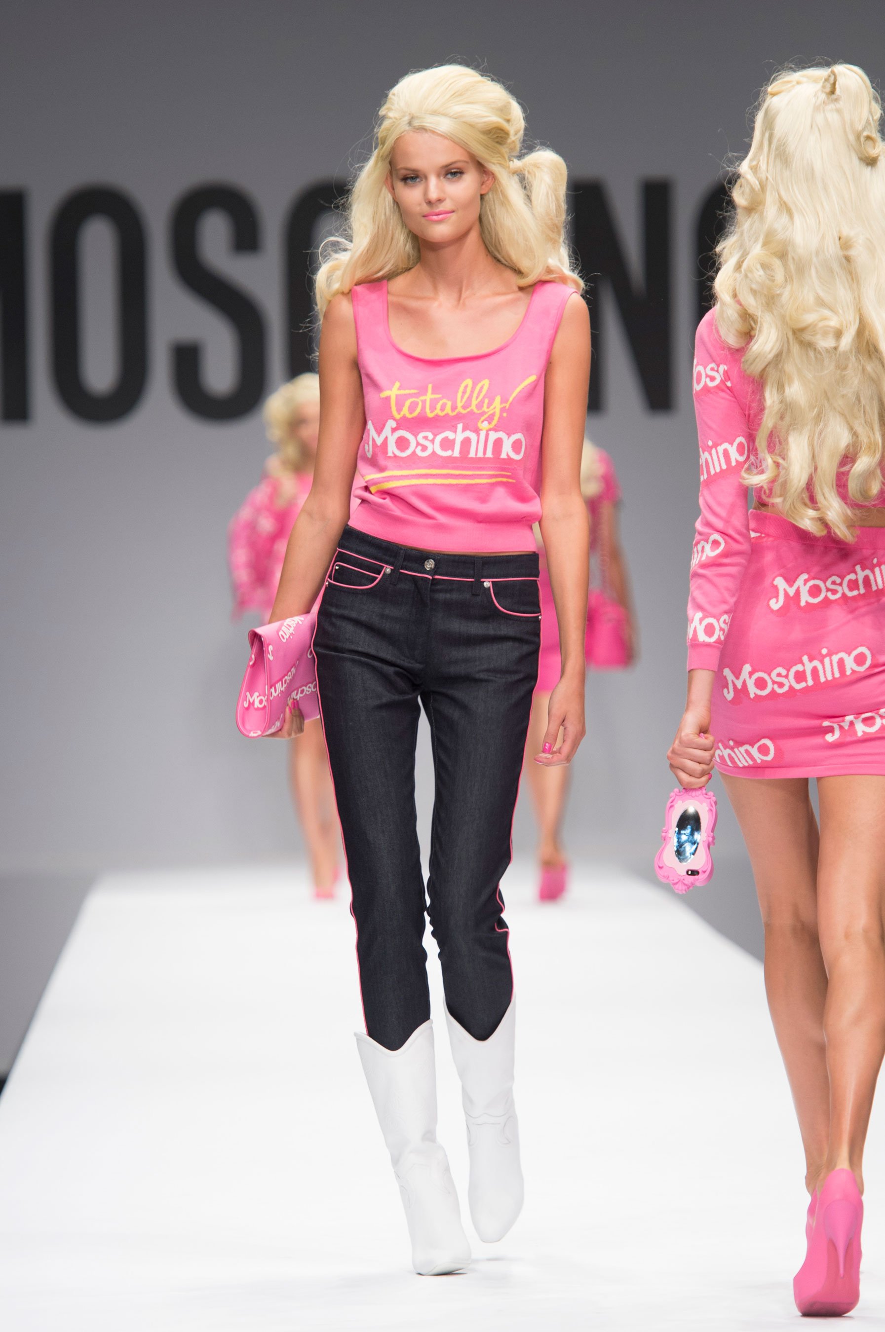 Как одеваются барби. Moschino 2015 Barbie. Москино Барби коллекция. Москино коллекция в стиле Барби. Moschino 2014 2015.