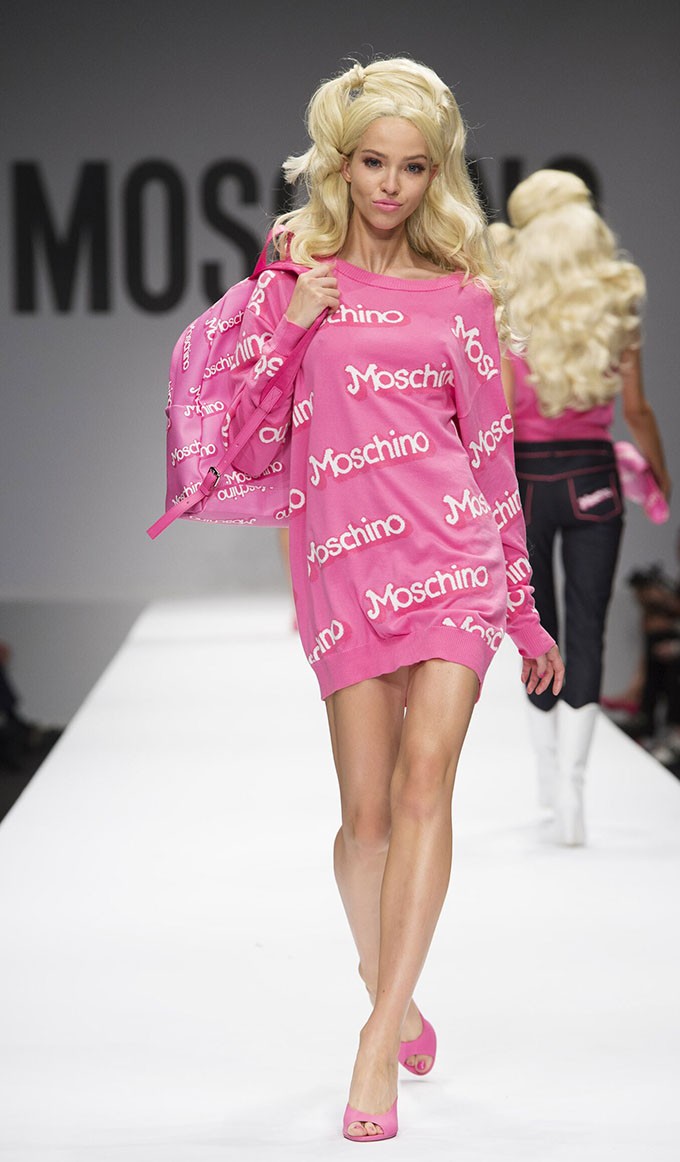 Образ в стиле барби. Moschino 2015 Barbie. Джереми Скотт Барби Москино. Moschino Barbie collection. Мошино для Барби.