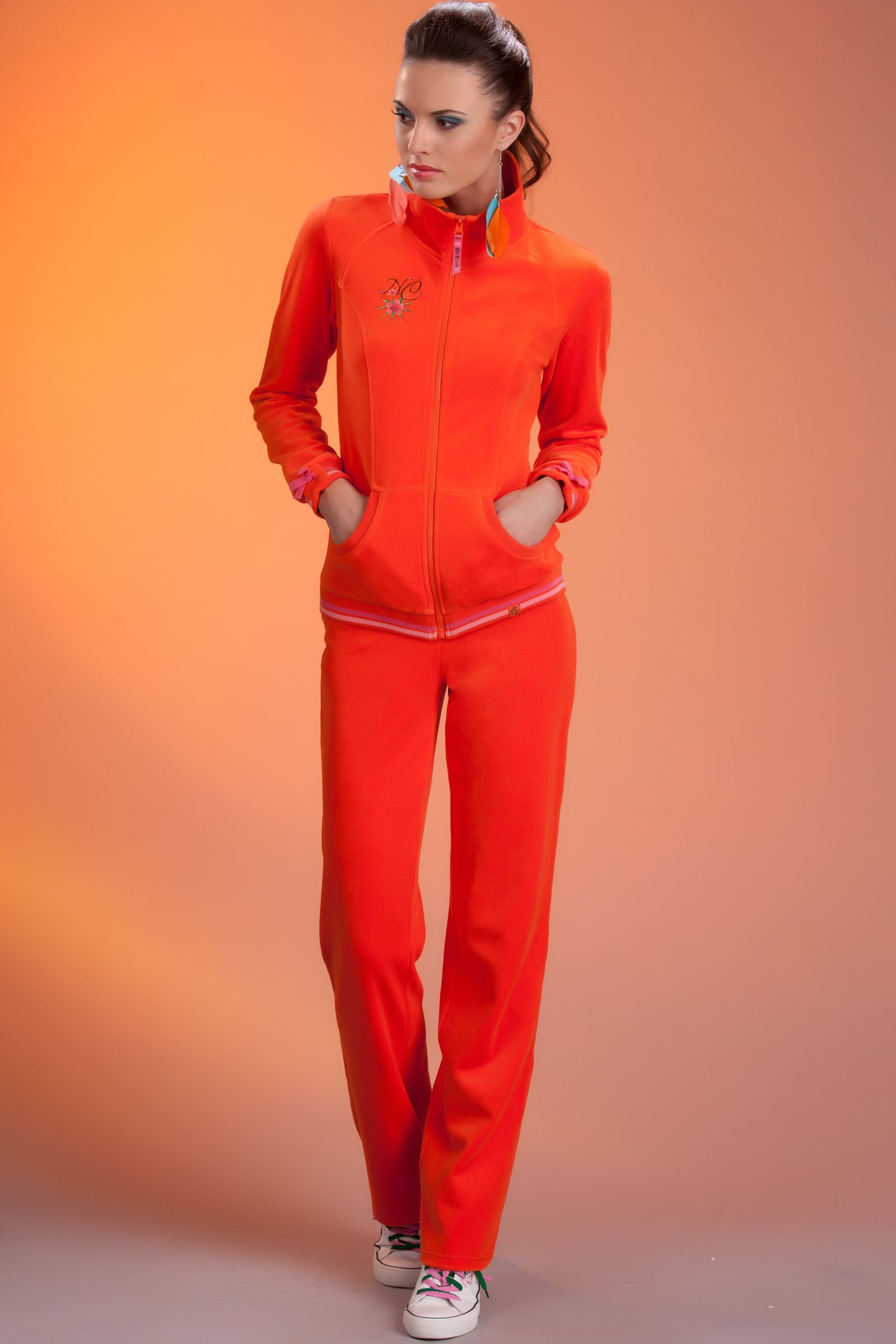 Домашний спортивный костюм. Nic Club велюровый костюм flamingo1302. Оранжевый спортивный костюм женский. Велюровый спортивный костюм женский. Спортивный костюм женский оранжевого цвета.