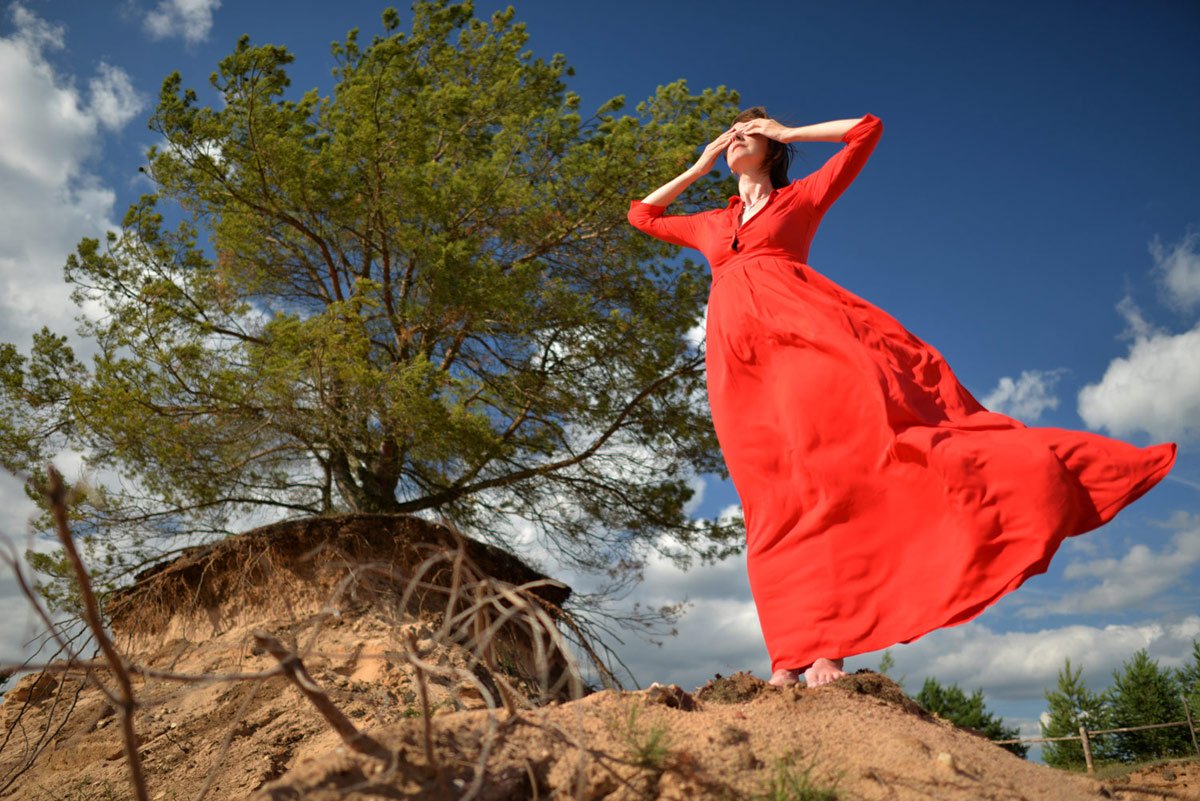 Девушка в платье на ветру