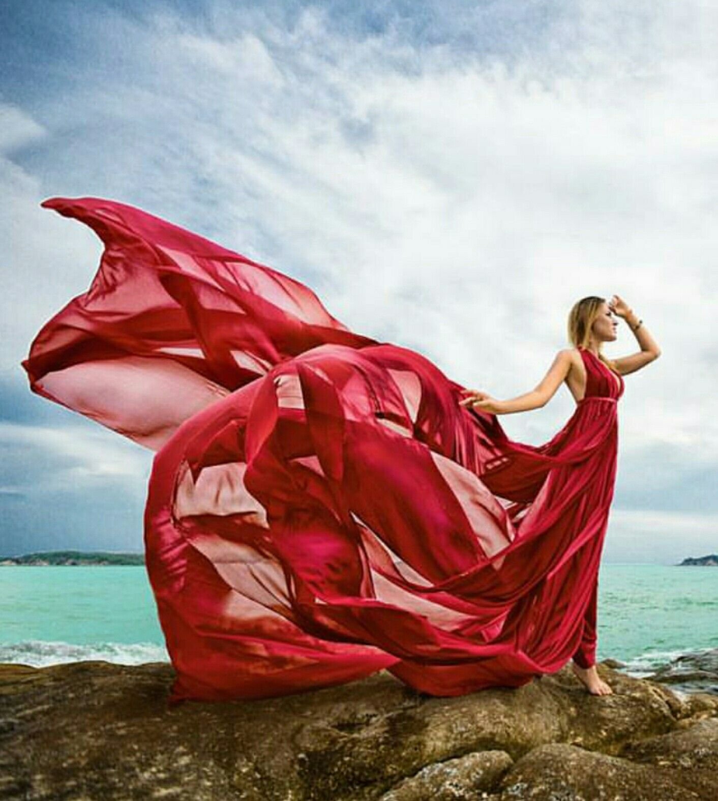 Платье развивается на ветру