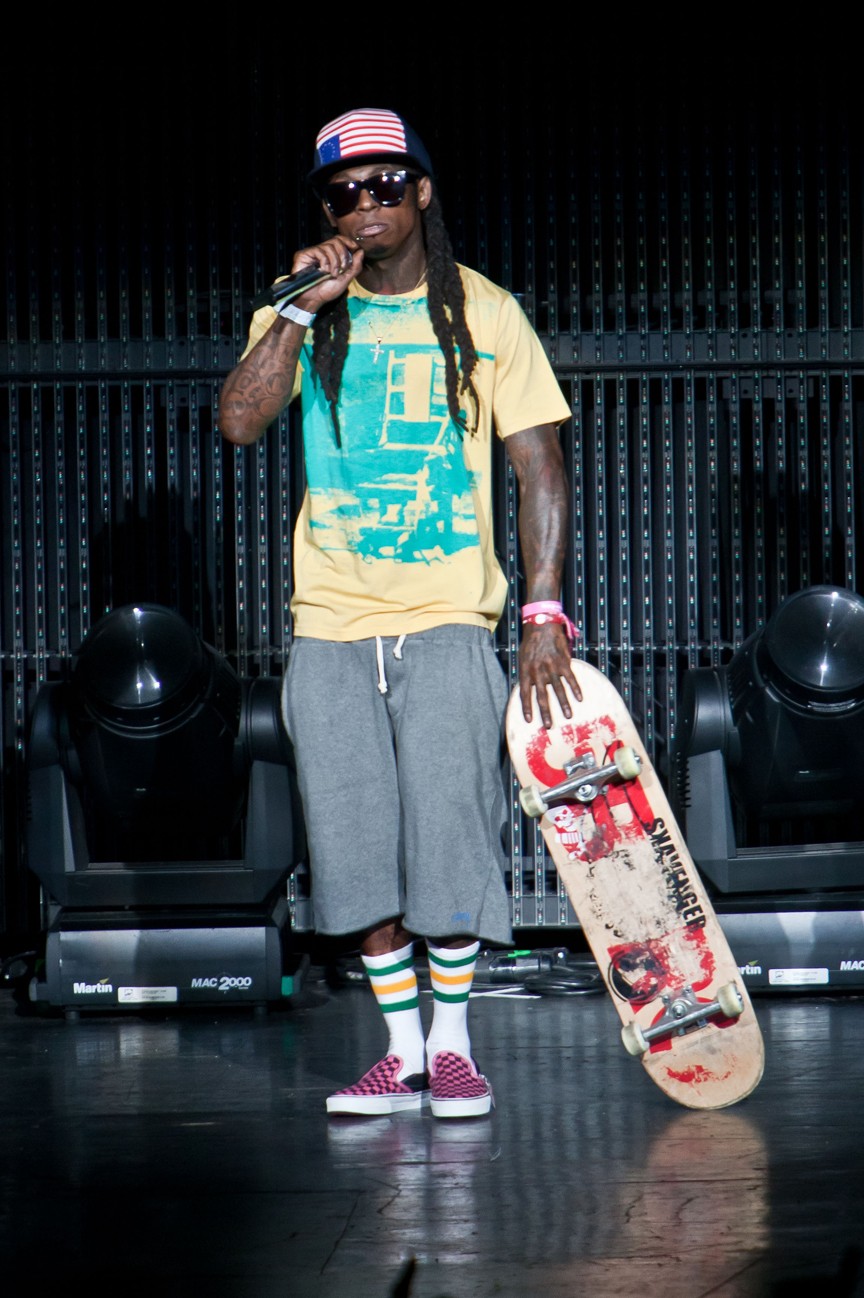 Негр в шортах. Лил Уэйн стиль. Лил Вейн одежда. Lil Wayne стиль одежды. Lil Wayne в полный рост.