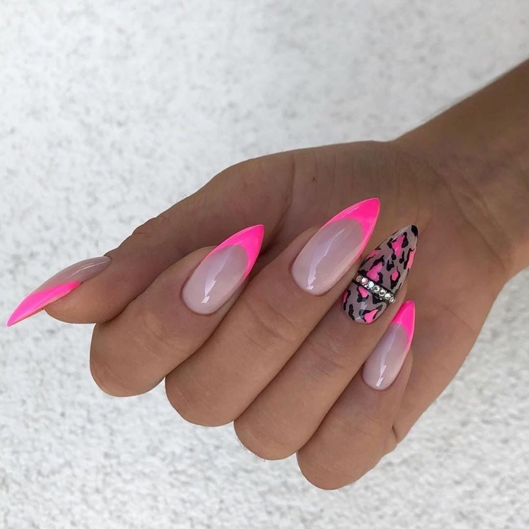 Розовый френч на миндалевидных ногтях 2022