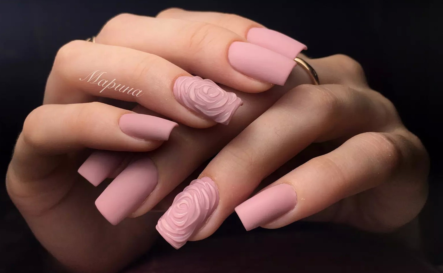 Розовые нюдовые матовые ногти