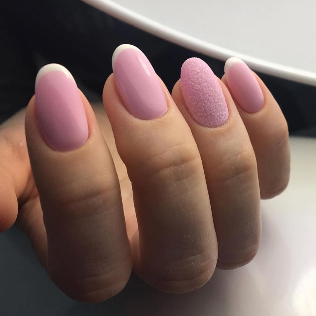 Розовый матовый френч на ногтях