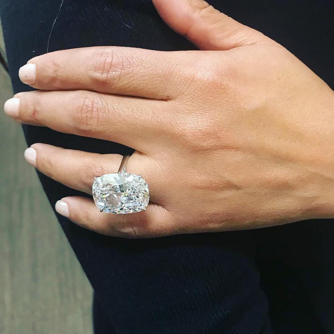 Кольцо с огромным бриллиантом