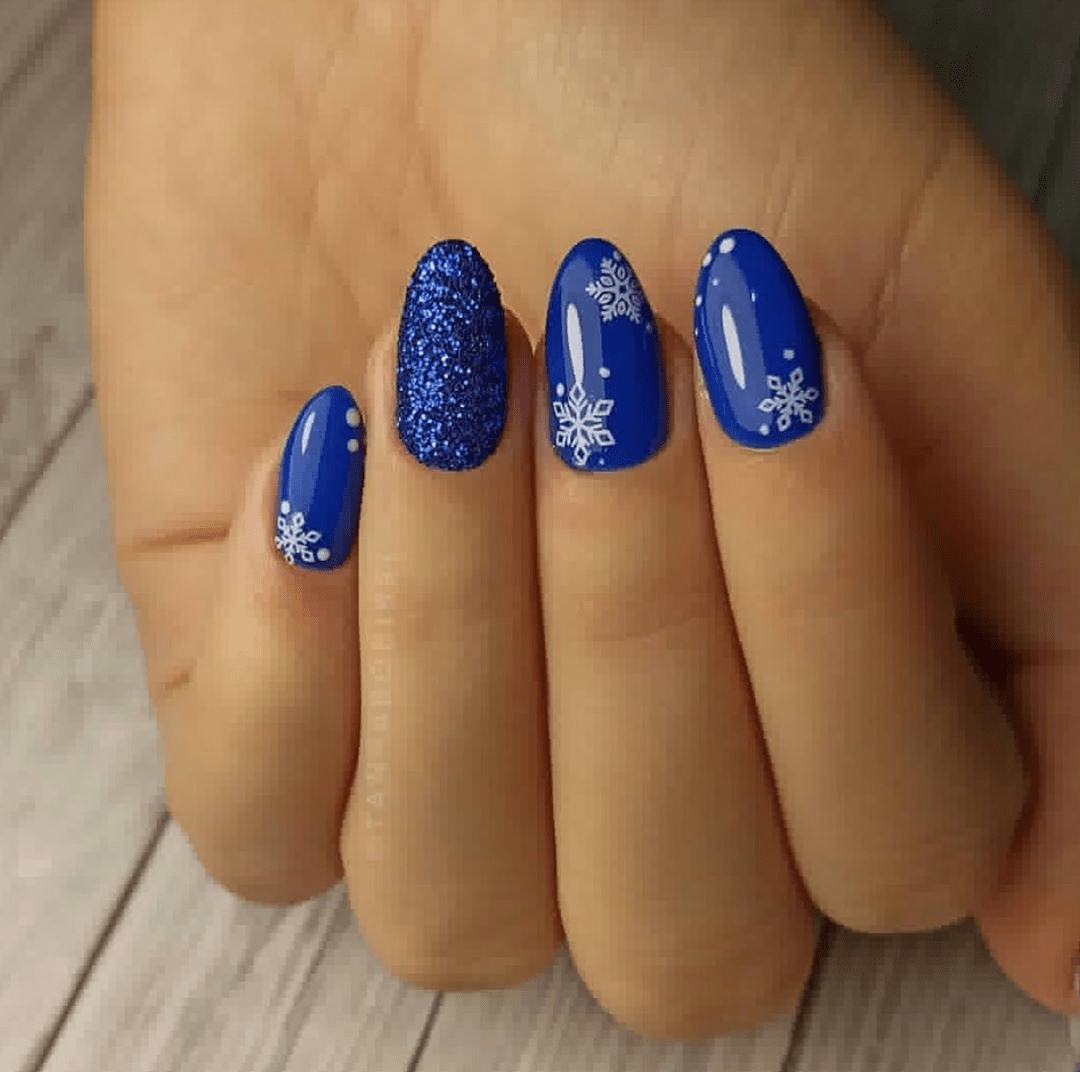 Темно синий маникюр на овальные ногти