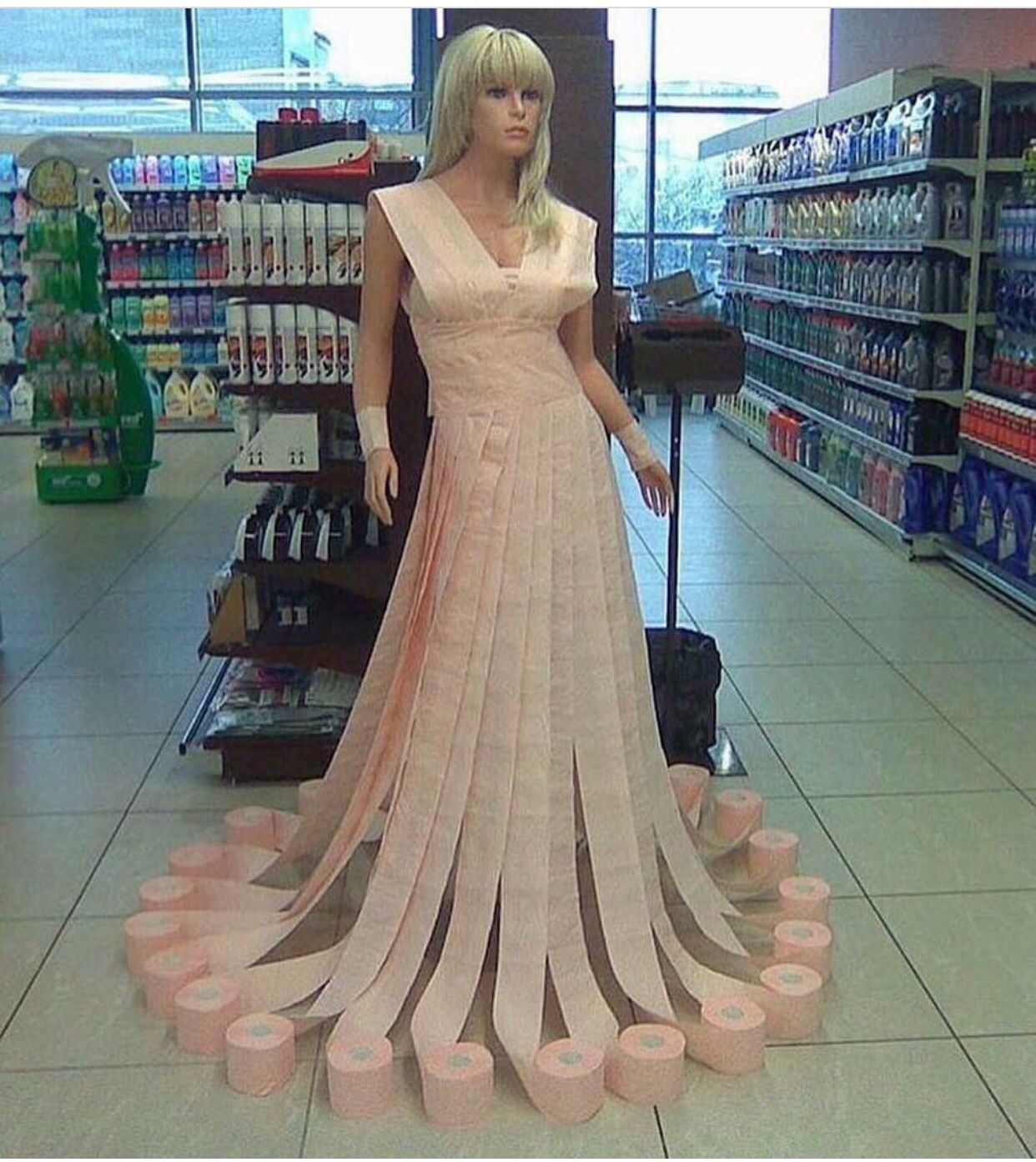 Платье из туалетной бумаги
