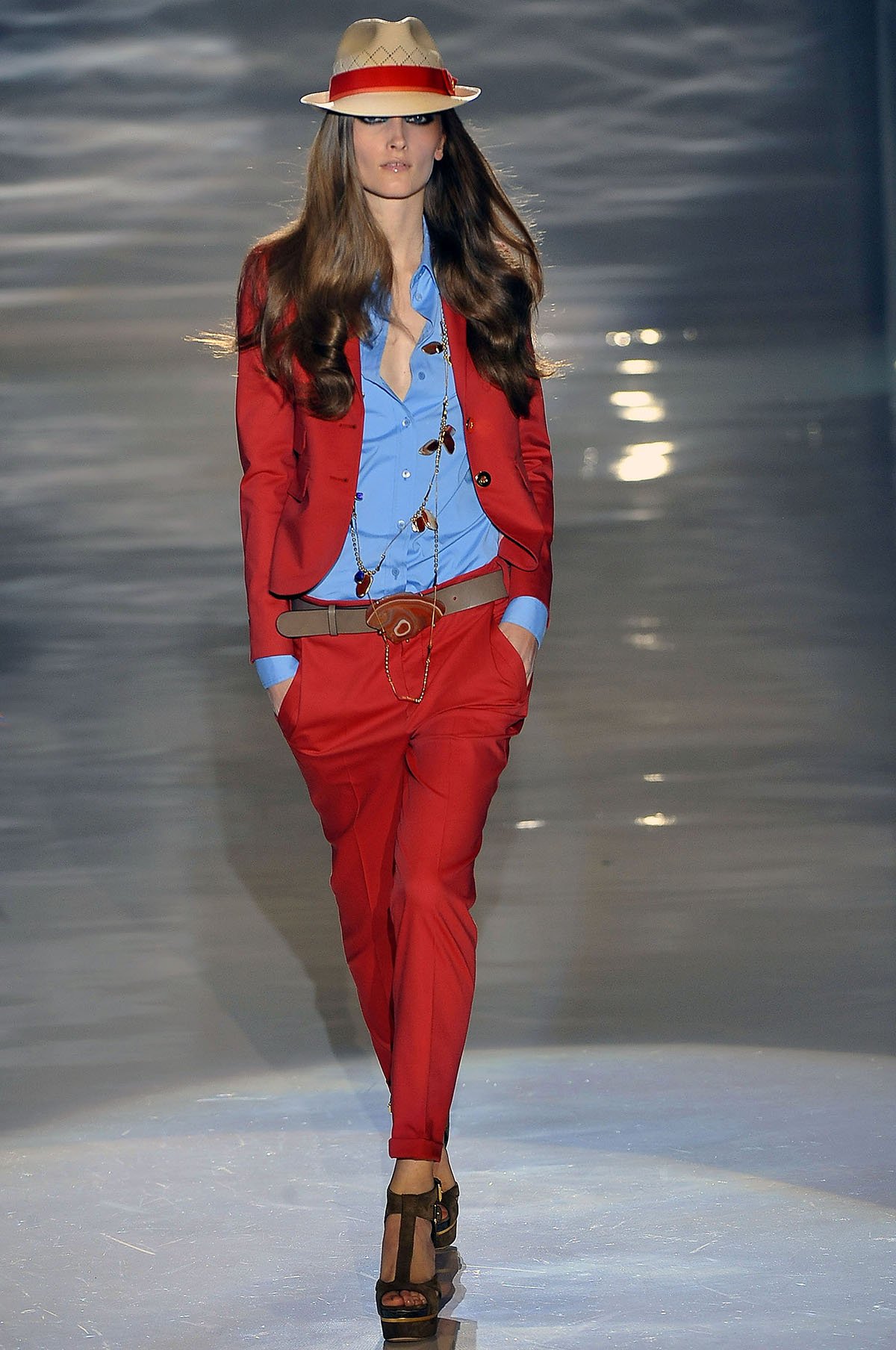 Сочетание красного и синего в одежде у женщин фото