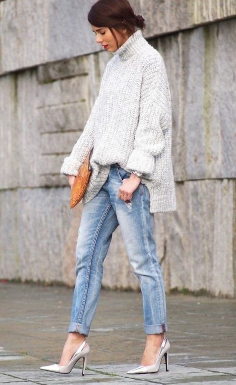 Широкие джинсы и свитер