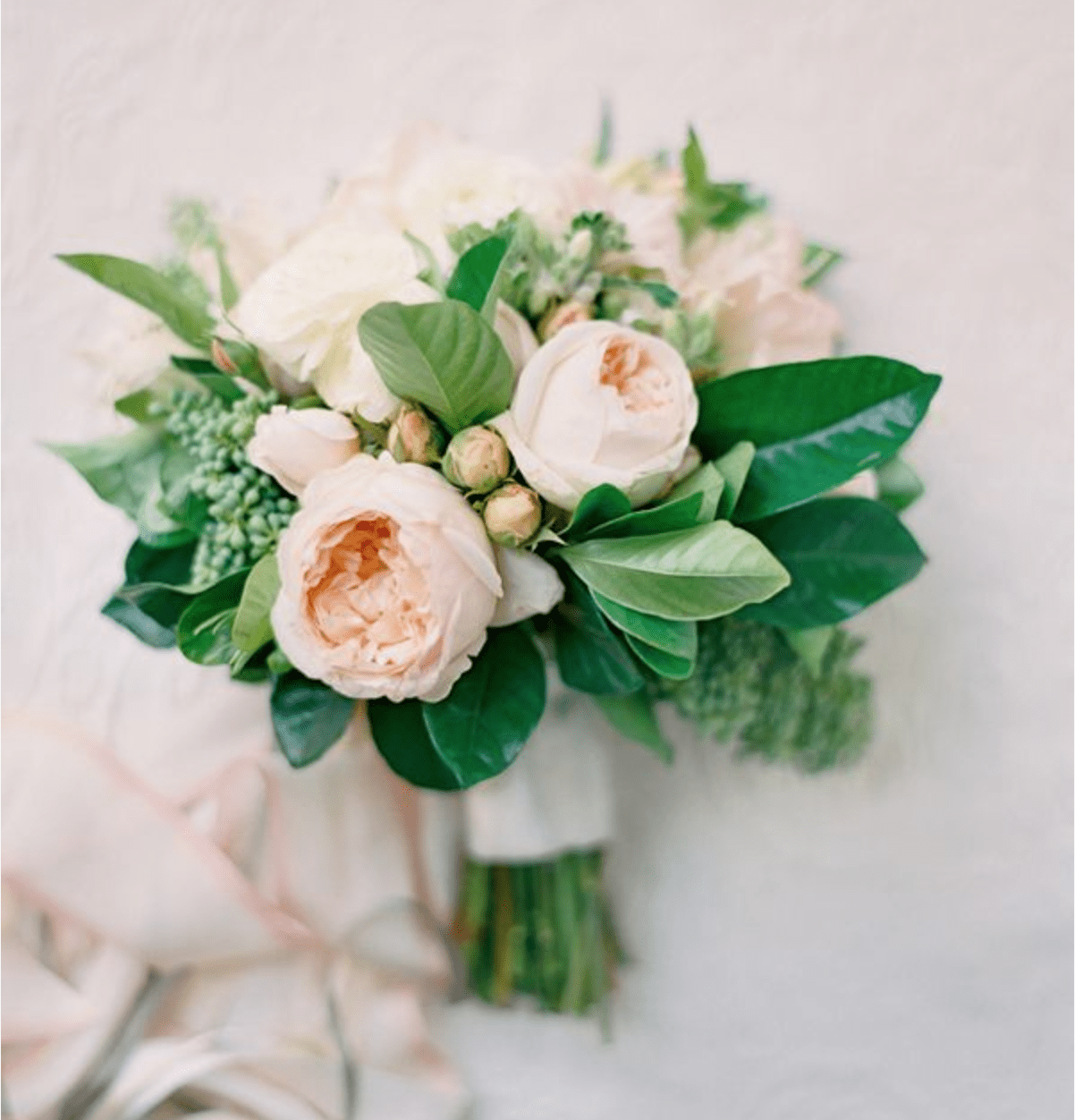 Свадебный букет пионовидных роз