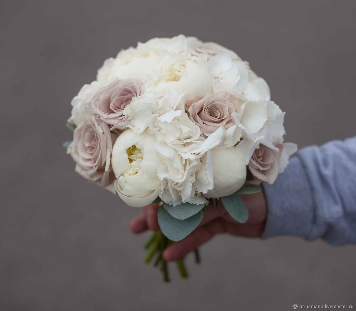 Букет невесты розы пионы гортензия