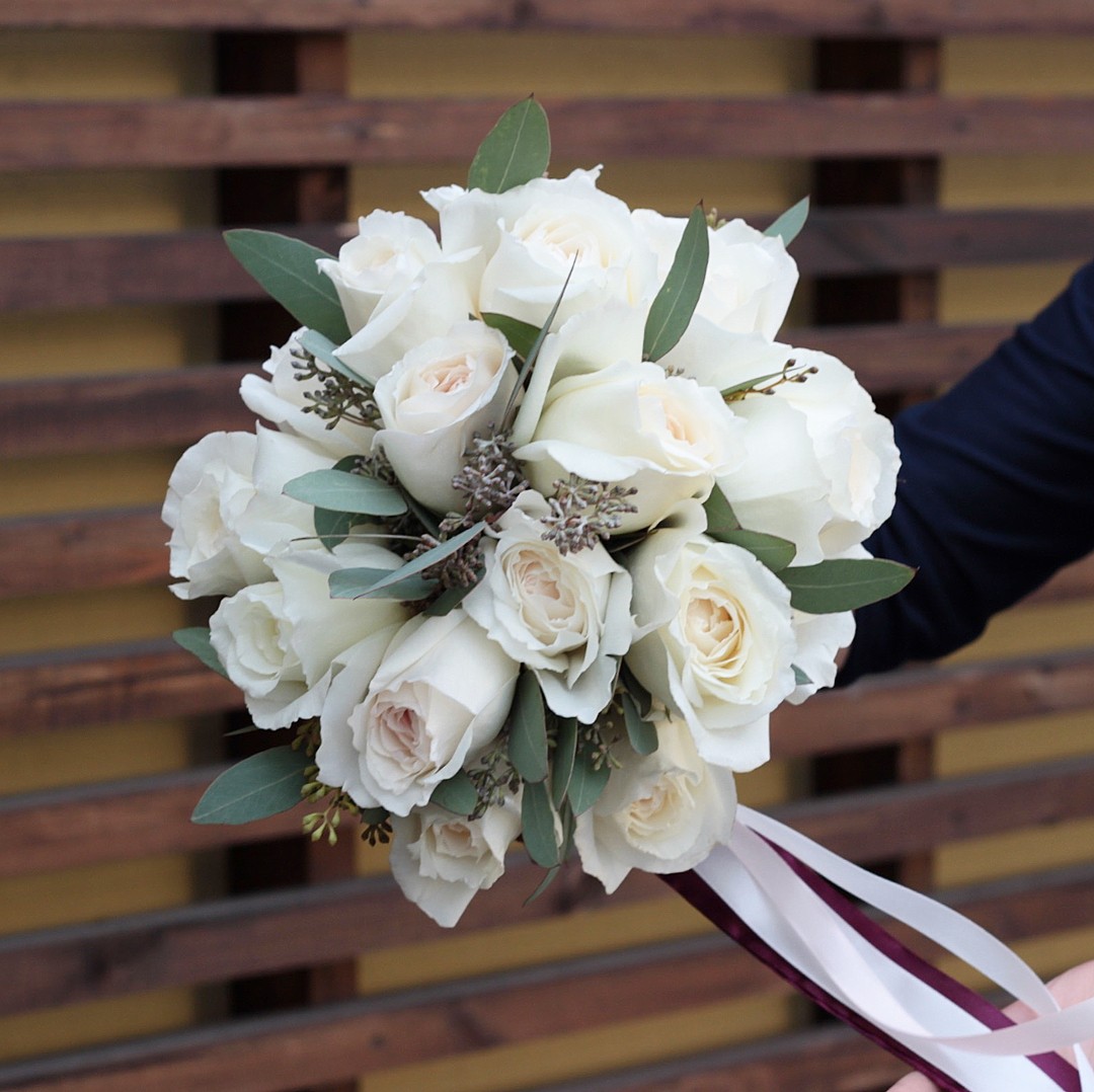 Букет невесты пионовидные розы белые
