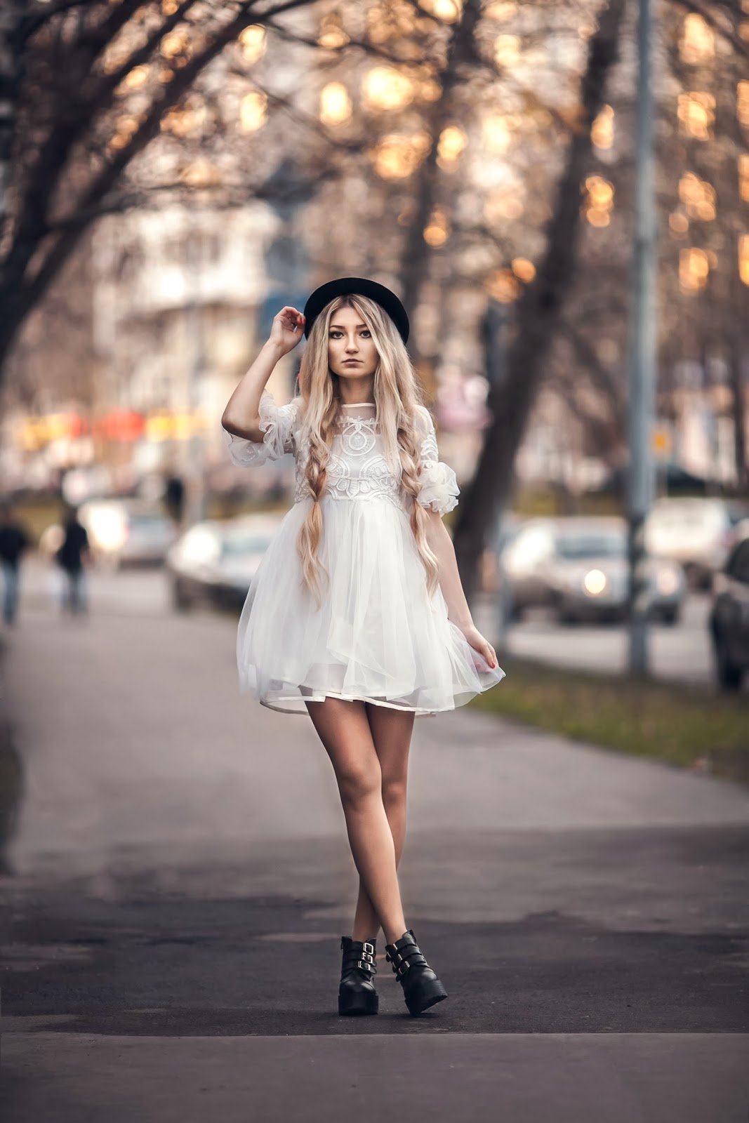 Белое платье с ботинками