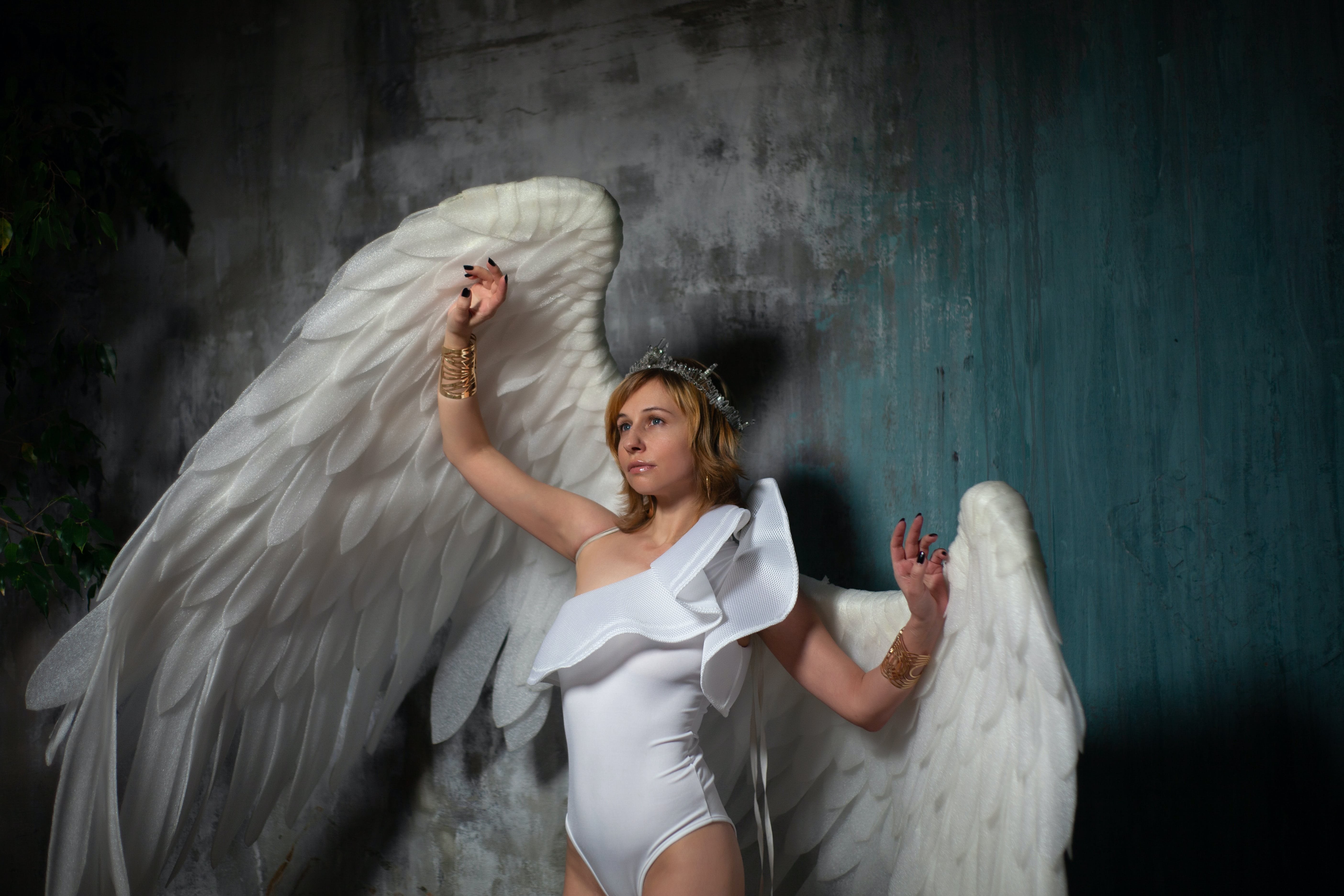 Ангел красоты. Женщина ангел. Девушка с крыльями в платье. Женщина ангел фото. Девушка с крыльями фото.