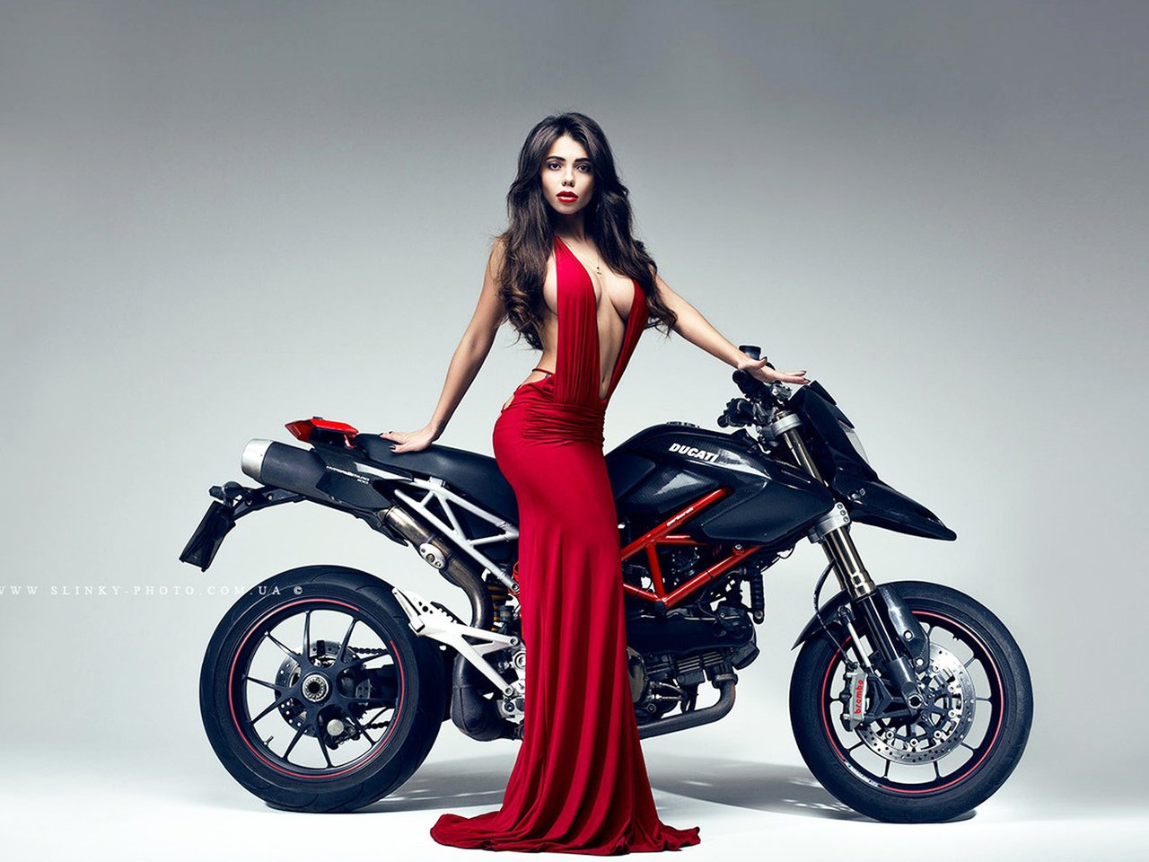 Мотоцикл Ducati и девушка