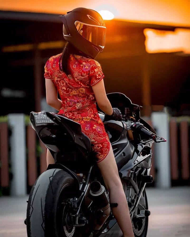 Фотосессия на мотоцикле девушки