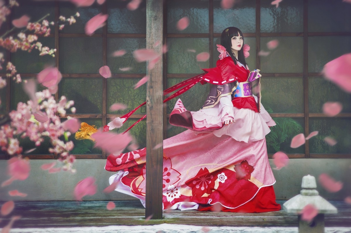 Девушка в кимоно Сакура
