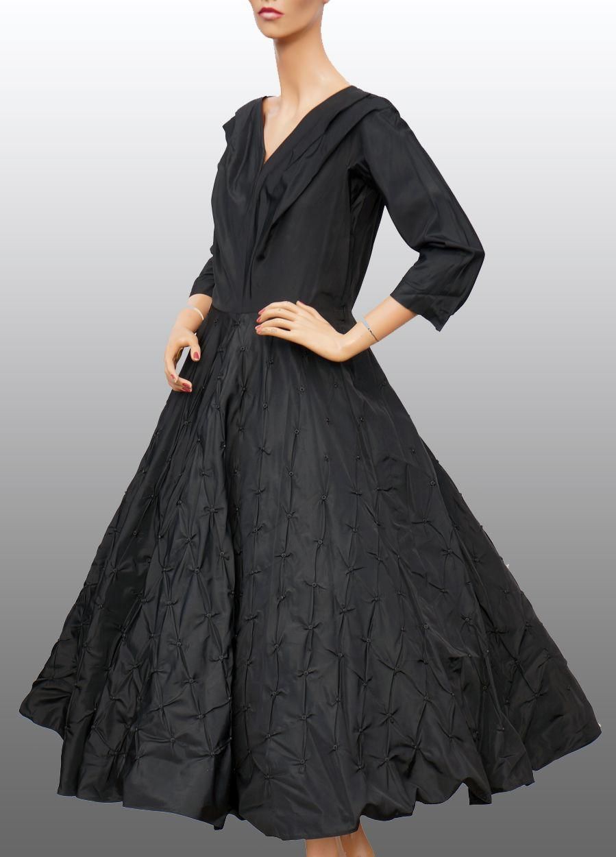 Черное платье из тафты