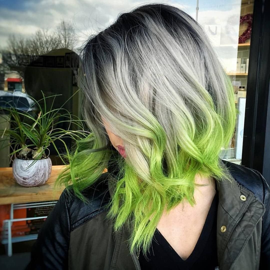 Зеленые концы. Яркое омбре на короткие волосы. Зелёные пряди на светлых волосах. Зелёные кончики волос на светлых волосах. Зеленое омбре на короткие волосы.