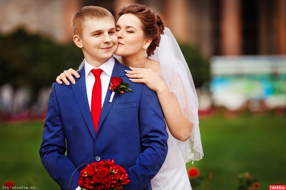 Розово синий костюм. Свадьба в красно синем цвете. Жених на свадьбе. Красно синяя свадьба. Жених и невеста в синем.