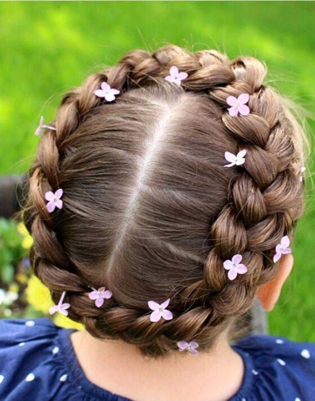 Прически на средние волосы 7 лет. Прически для девочек. Прически косы для девочек. Красивые причёски для девочек в садик.