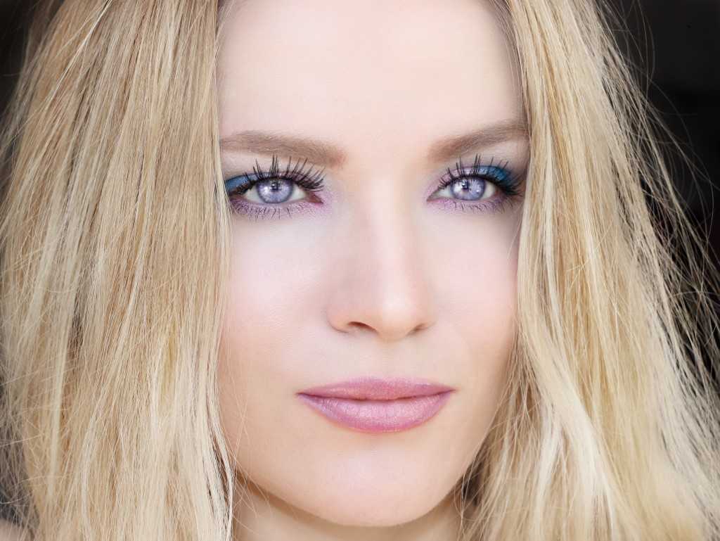 Макияж для блондинок с голубыми глазами с фото