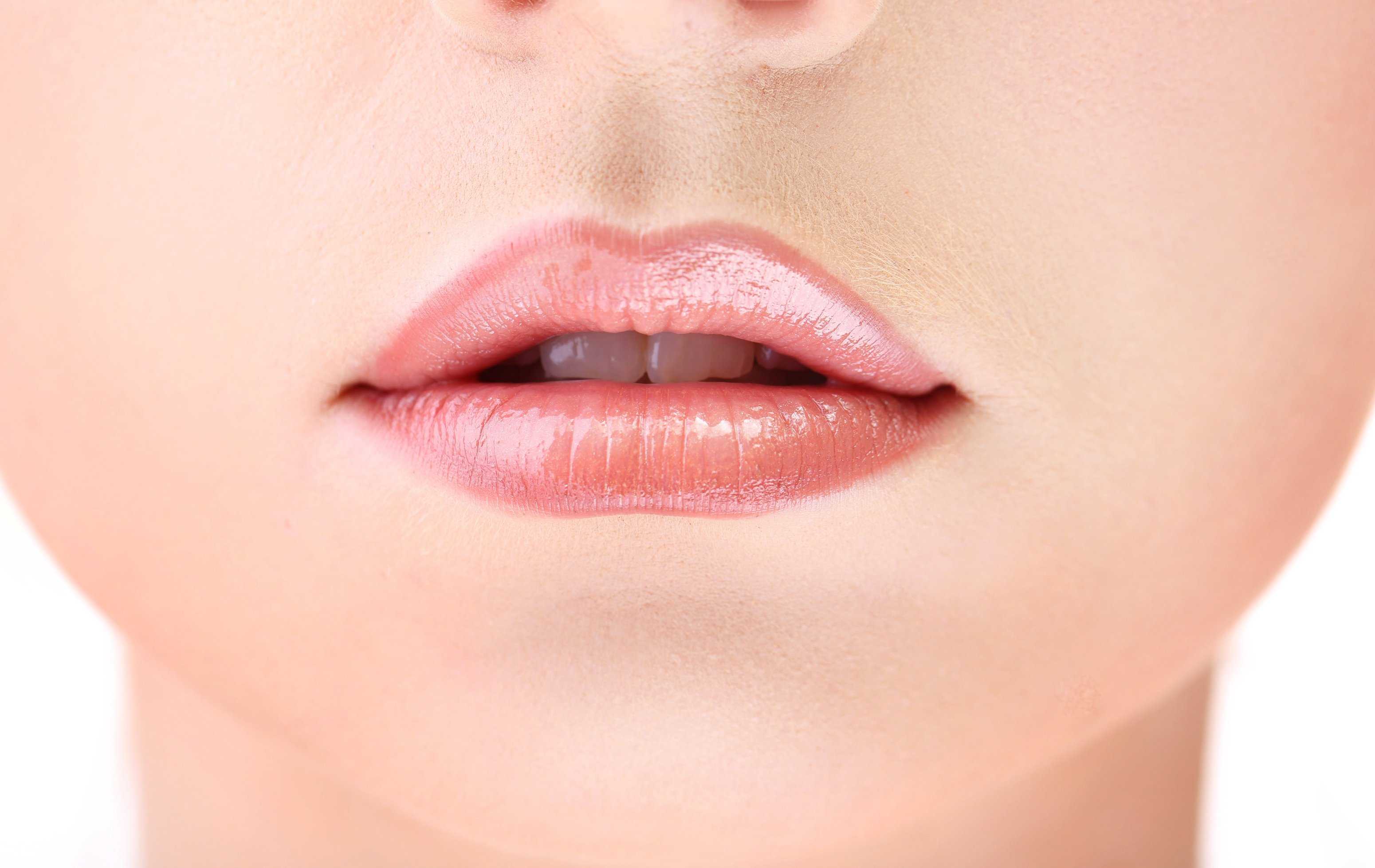 Губы сколько лет. Перманентный макияж губ. Женские губы. Красивый татуаж губ. Красивая форма губ.