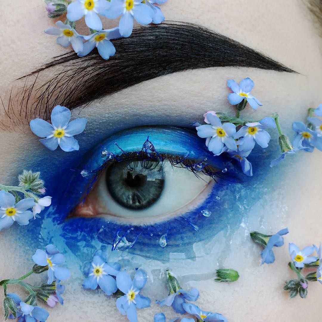 Глаза незабудки. Цветочный макияж глаз. Необычный макияж с цветами. Макияж с цветочками. Макияж глаз с цветочками.