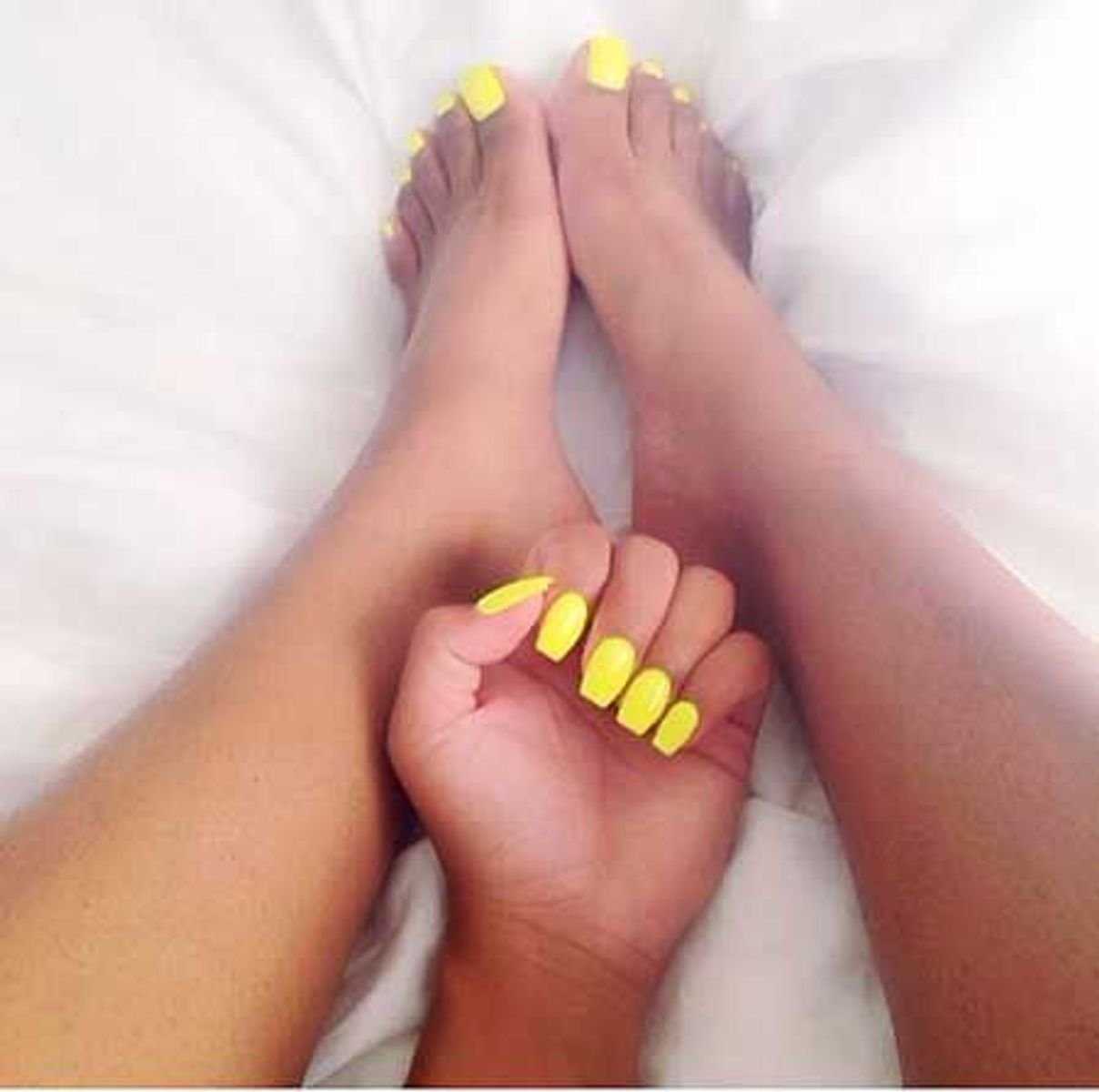 На ногах ногти желтого цвета фото
